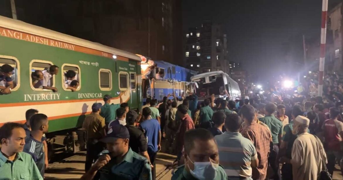 মালিবাগে বাসে ট্রেনের ধাক্কা