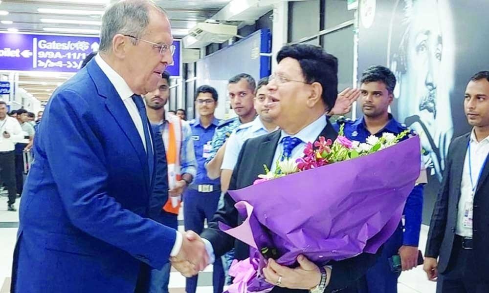 Bangladesh Foreign Minister AK Abdul Momen welcomes Russian Foreign Minister Sergey Lavrov with flowers.