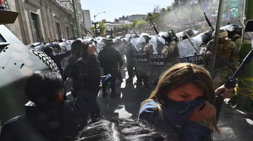 Bolivian troops used tear gas and clashed with the country's police as the march towards the capital. 