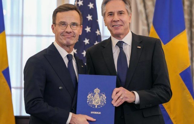 US Secretary of State Antony Blinken (right) accepts Sweden's instruments of accession from Swedish Prime Minister Ulf Kristersson for its entry into NATO at the State Department in Washington, DC, the US [Amanda Andrade-Rhoades/Reuters] 